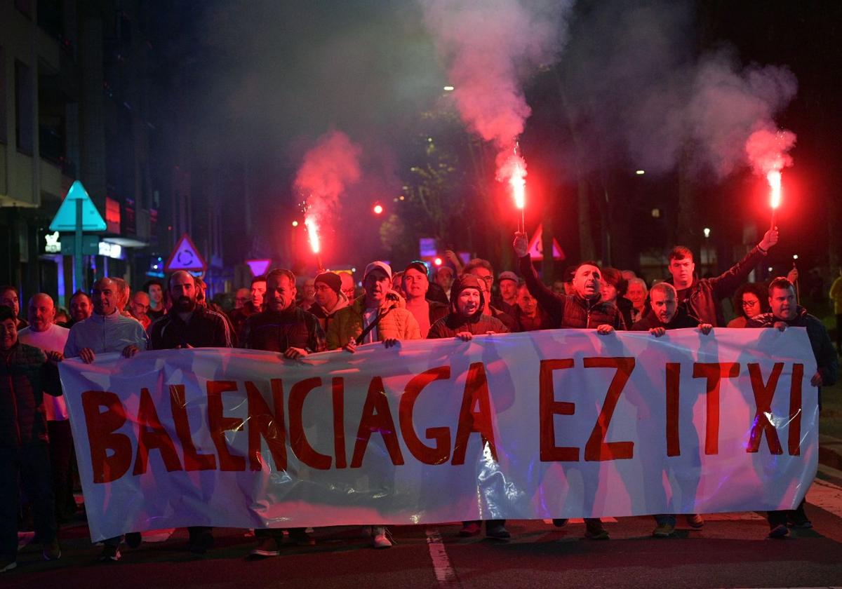 Cabecera de la manifestación que ha recorrido Zumaia.
