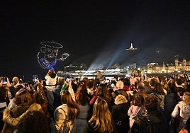 Cientas de personas de congregaron en los jardines de Alderdi Eder para presenciar el espectáculo de drones.