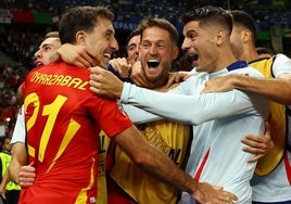 Álex Remiro celebra el gol de Oyarzabal en la final de la Eurocopa de Alemania.