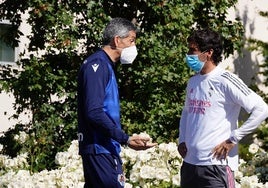 En mayo de 2021 la Real entrenó en Valdebebas. Imanol charla con Raúl González, técnico del Castilla