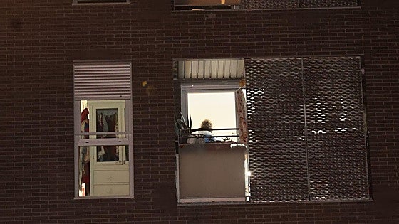 Una de las hijas de la víctima ha salido al balcón ensangrentada pidiendo auxilio a gritos