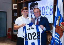 Pablo Marín, junto a Jokin Aperribay en la prolongación de su contrato con la Real Sociedad.