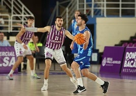 Zubizarreta pasa con la mano izquierda a un compañero, el sábado en Valladolid.