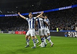 Aihen, autor del centro que acabó con el gol en propia meta de Llorente, celebra el 1-0 con la grada.