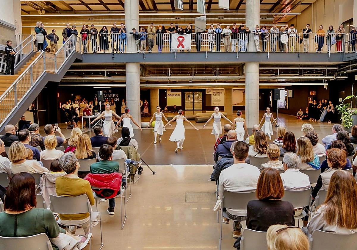 Bailarinas de la escuela municipal de danza actuaron en Tabakalera bajo el símbolo de la lucha contra el sida.
