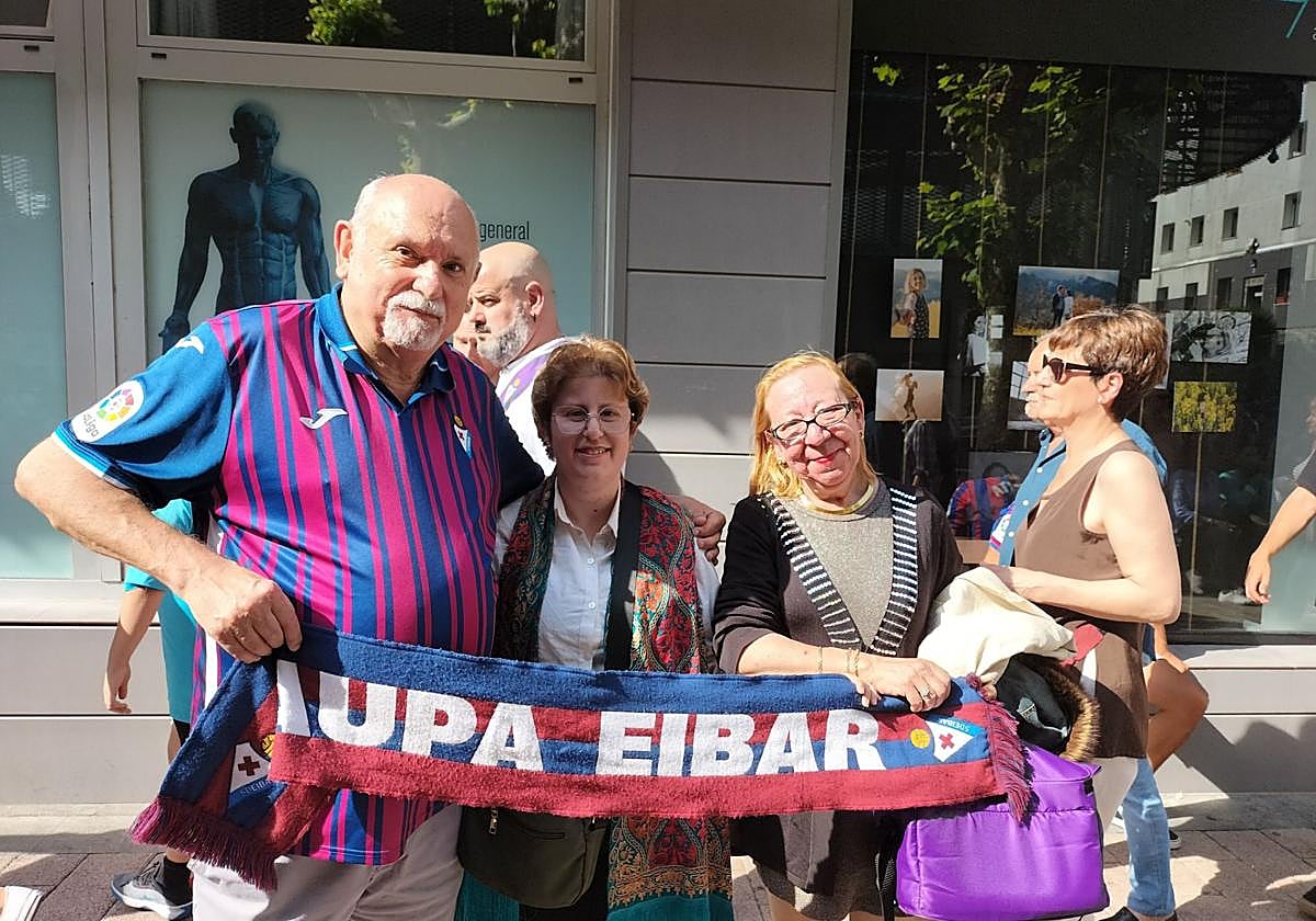 Afición. Mikel Porto, con miembros de la peña Cala Llombards que se inaugura hoy.