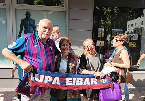 Afición. Mikel Porto, con miembros de la peña Cala Llombards que se inaugura hoy.
