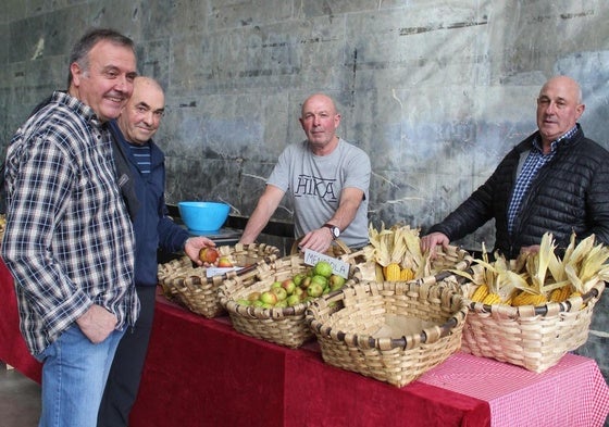 Mugarrieta baserriko Ximon eta Ladis Aizpuru, bi lagunekin solasean azokan.