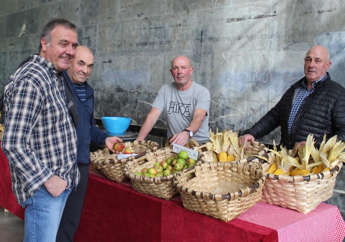Mugarrieta baserriko Ximon eta Ladis Aizpuru, bi lagunekin solasean azokan.