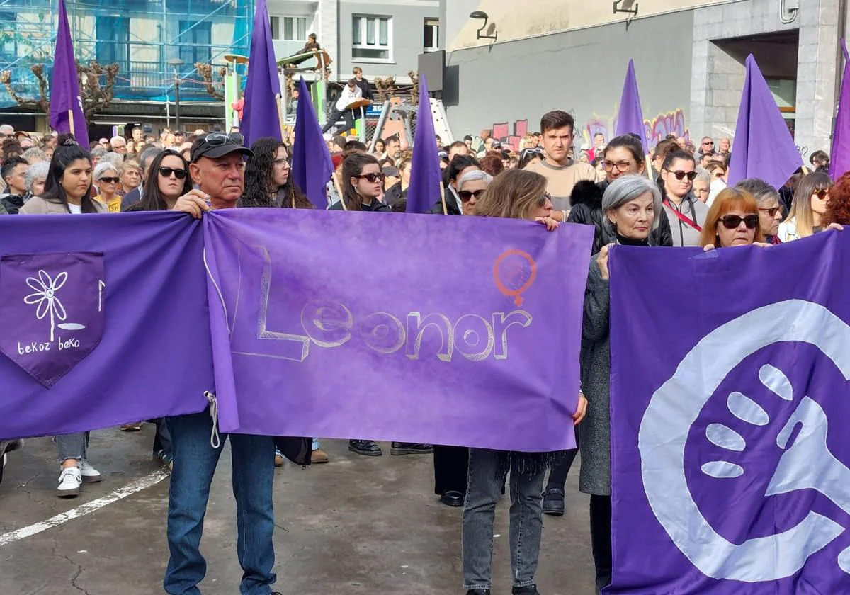 El nombre de Leonor, en una de las pancartas de la concentración de este mediodía en Pasaia