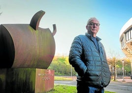 El veterinario Joseba Goikolea posa en el exterior de la plaza de toros de Illunbe.