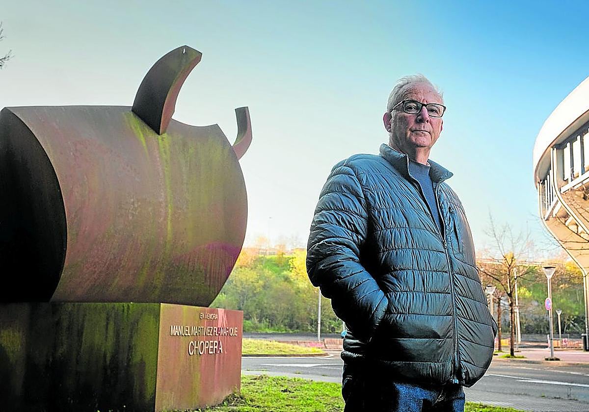 El veterinario Joseba Goikolea posa en el exterior de la plaza de toros de Illunbe.