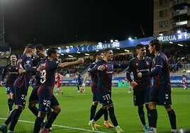 Los jugadores armeros corren a felicitar a Pascual, a laderecha, tras marcar este el gol de la victoria.