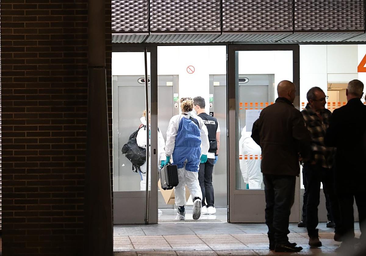 La policía científica de la Ertzaintza accede al número 45 de la calle Eskalantegi de Pasai Antxo tras el crimen machista que tuvo lugar el sábado.