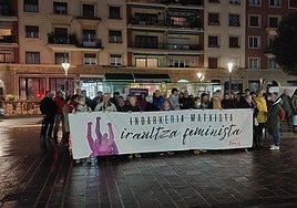 Concentración en Hondarribia en repulsa al crimen machista de Pasai Antxo.
