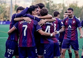 Los jugadores celebran el tanto de Aitor Galarza.