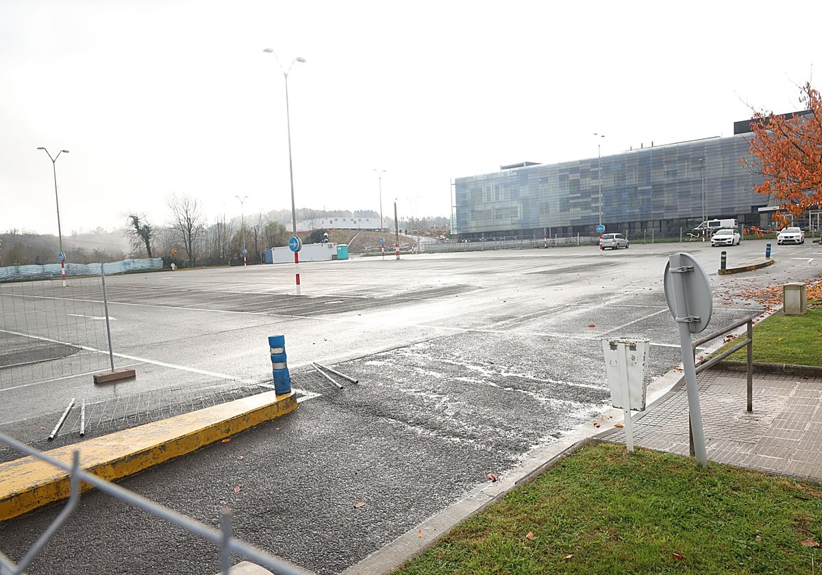 Imagen del parking de pago del Hospital Donostia semidesierto este lunes al mediodía.