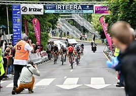 Llegada de una etapa de la Vuelta a Gipuzkoa júnior.