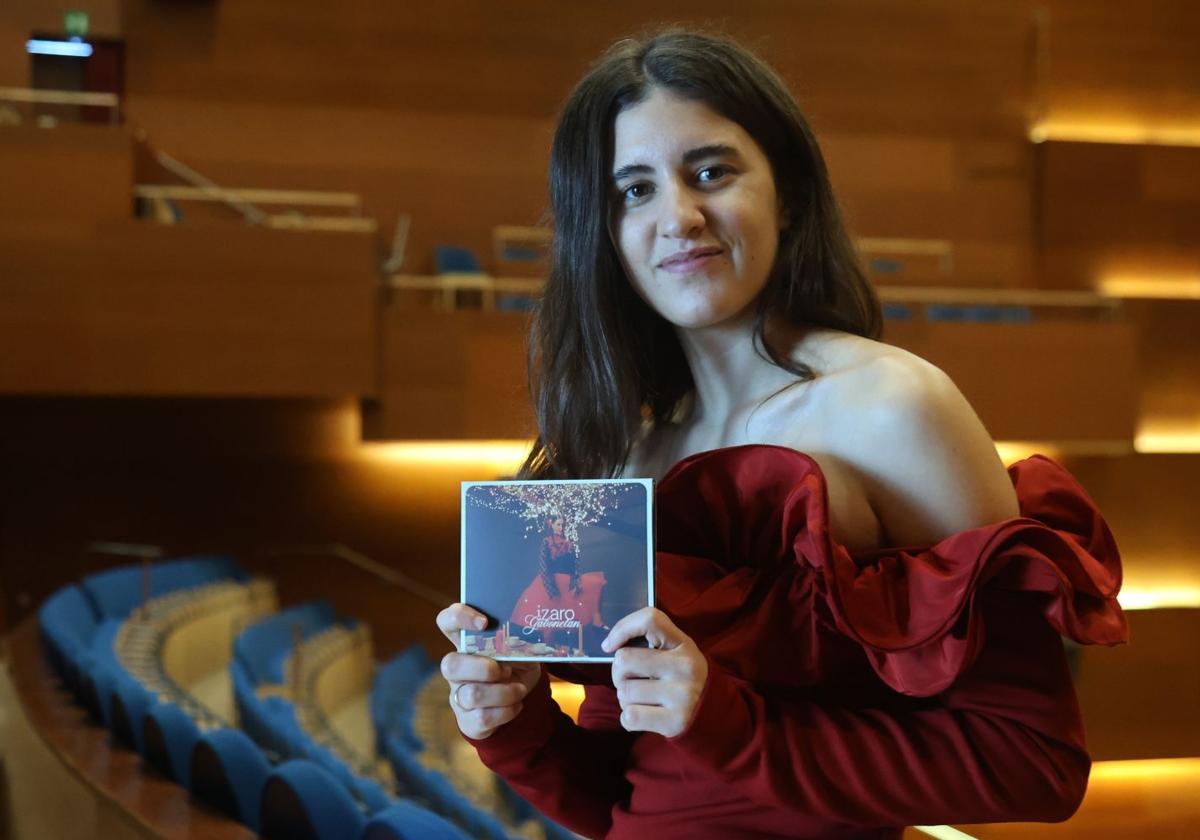 La cantautora Izaro, este lunes en el Kursaal, con la edición física de 'Izaro gabonetan'.