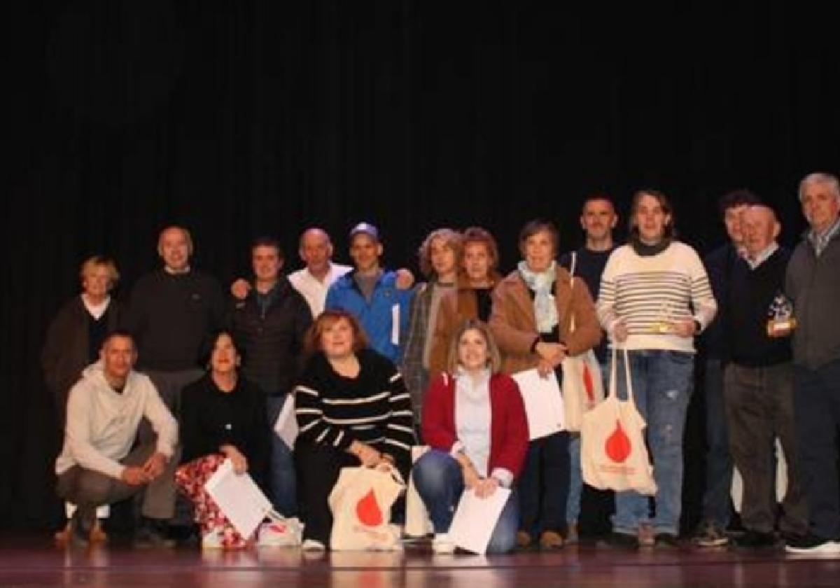 Donantes homenajeados junto a miembros de la delegación y representación municipal.