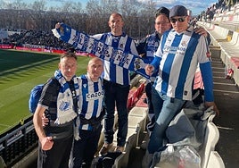 En Vallecas. Marcos Peral, Rafa Merino, Mario García, Fran Lozano y David Sánchez en posan una salida de la Peña Alcarreña en la pasada temporada.