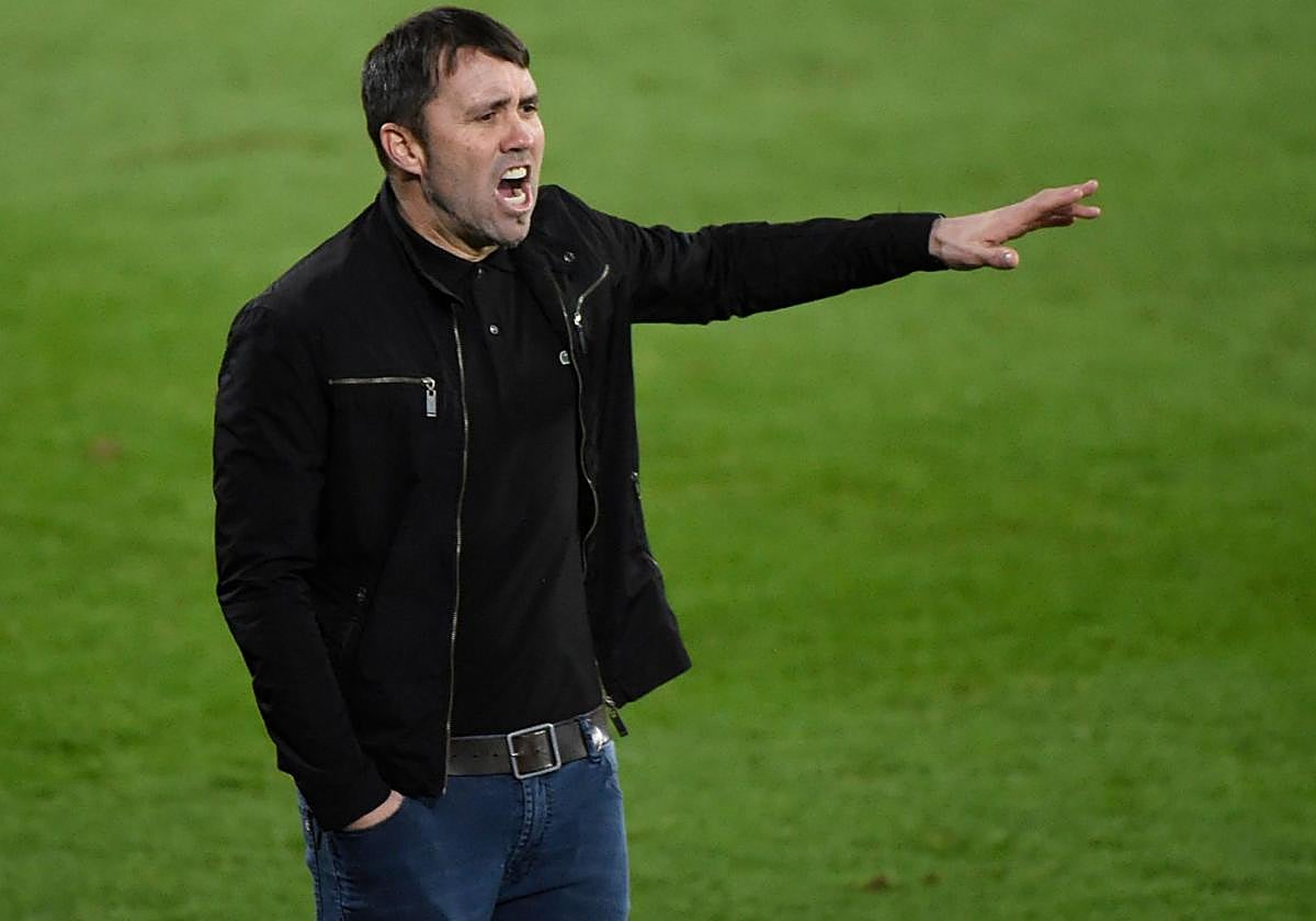 Coudet da una instrucción cuando era entrenador del Celta