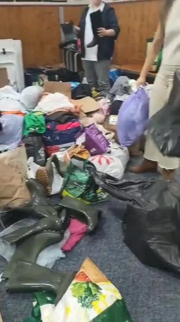 Axular Lizeoko ikasleak Valentziarako autobusa prestatzen ari dira