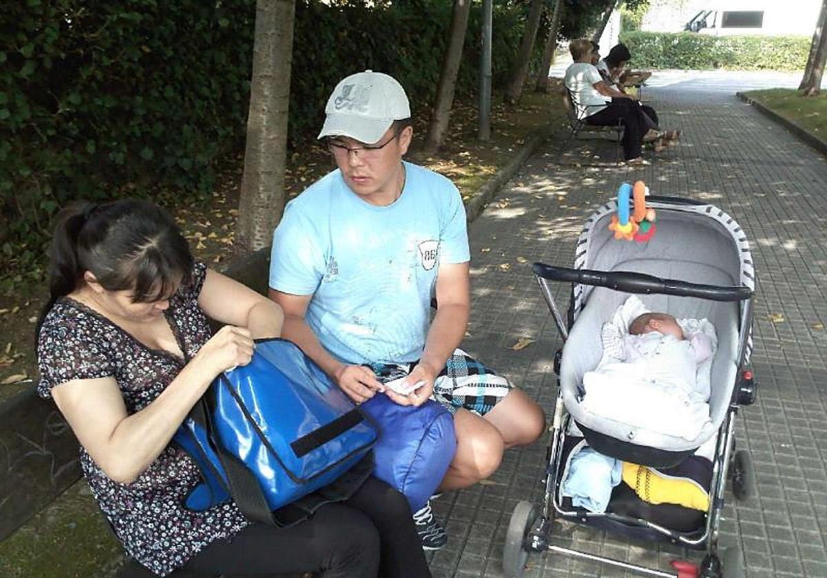 Una familia, junto a su bebé.