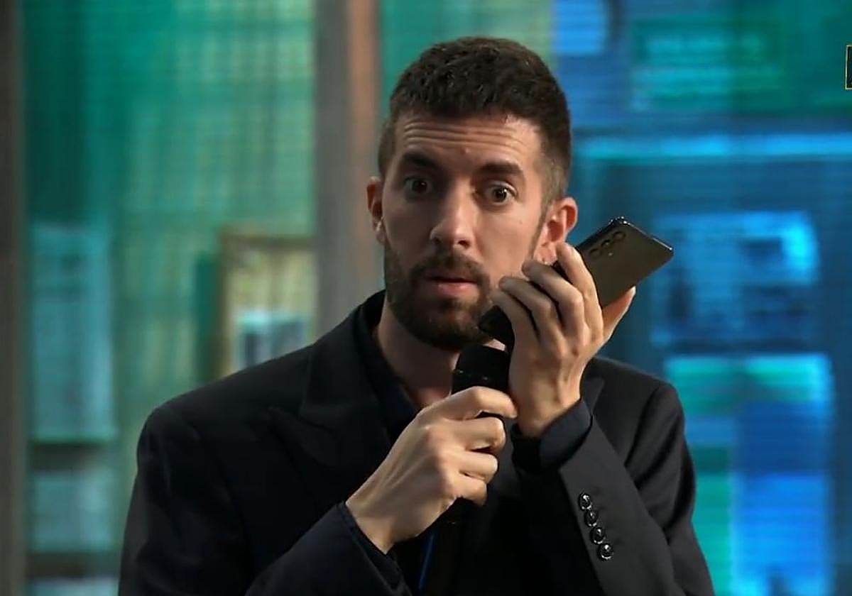 David Broncano, durante la llamada de María Escario en La Revuelta.