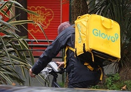 Un repartidor de Glovo de Donostia