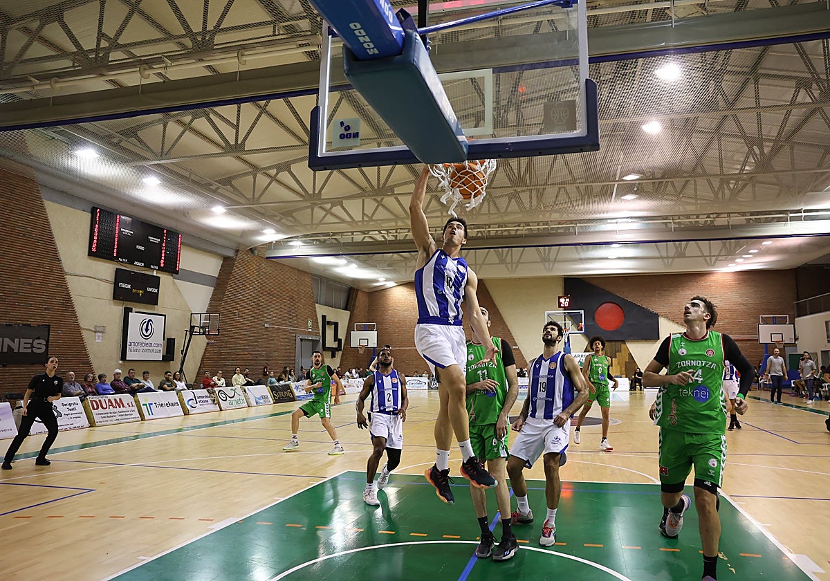 Ansorregi hace un mate en un partido ante el Zornotza de Copa España.