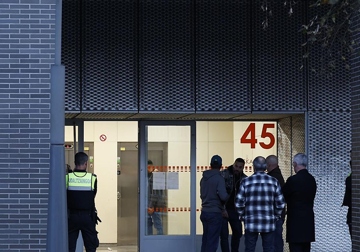 Portal 45 de la calle Eskalantegi de Pasai Antxo donde ocurrió el crimen machista