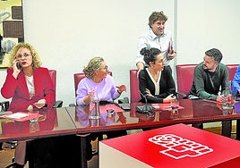 Eneko Andueza, con parte de su equipo, ayer en la reunión de la comisión ejecutiva en Bilbao.