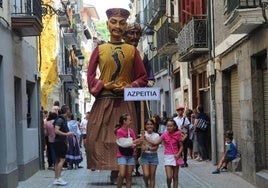 El grupo de gigantes está compuesto por cuatro figuras que representan las razas del mundo.