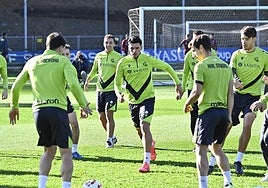 Pacheco, Olasagasti, Javi López y Urko, que tienen muchas opciones de jugar en Cuenca, observan cómo Oyarzabal tiene el balón ante la presencia de Aihen ayer en Zubieta.