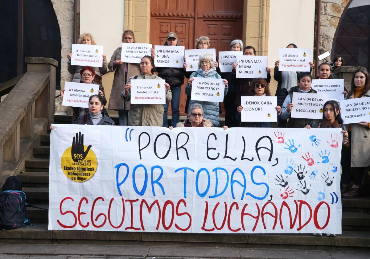 Las trabajadoras del hogar de SOS Racismo de Gipuzkoa se han concentrado en Antxo este miércoles para recordar a Leonor, la mujer asesinado por su expareja este fin de semana.