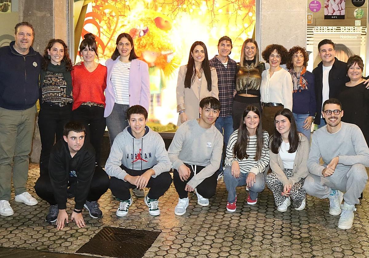 Imagen principal - Varias de las personas que han trabajado en el desarrollo del proyecto de Bruna durante la presentación.