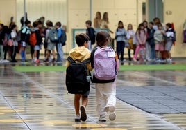 Dos niños en un colegio donostiarra.