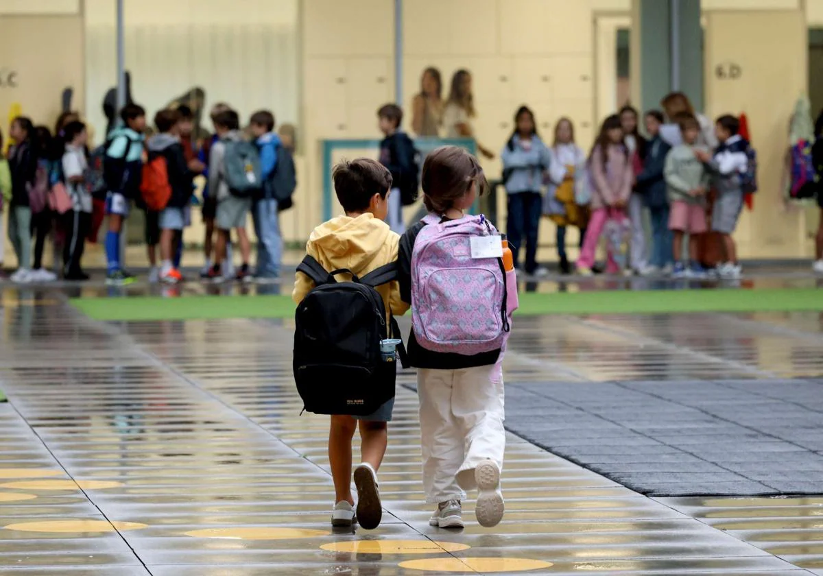 Dos niños en un colegio donostiarra.