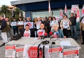 Representantes de Stop Desahucios y de las familias afectadas, este miércoles en Donostia.