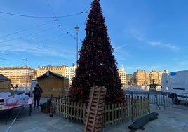 Cambio escultura por árbol de Navidad