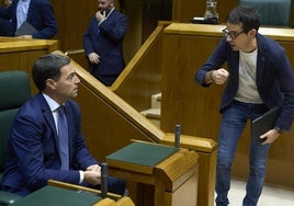 Imanol Pradales y Pello Otxandiano, en el Parlamento Vasco.