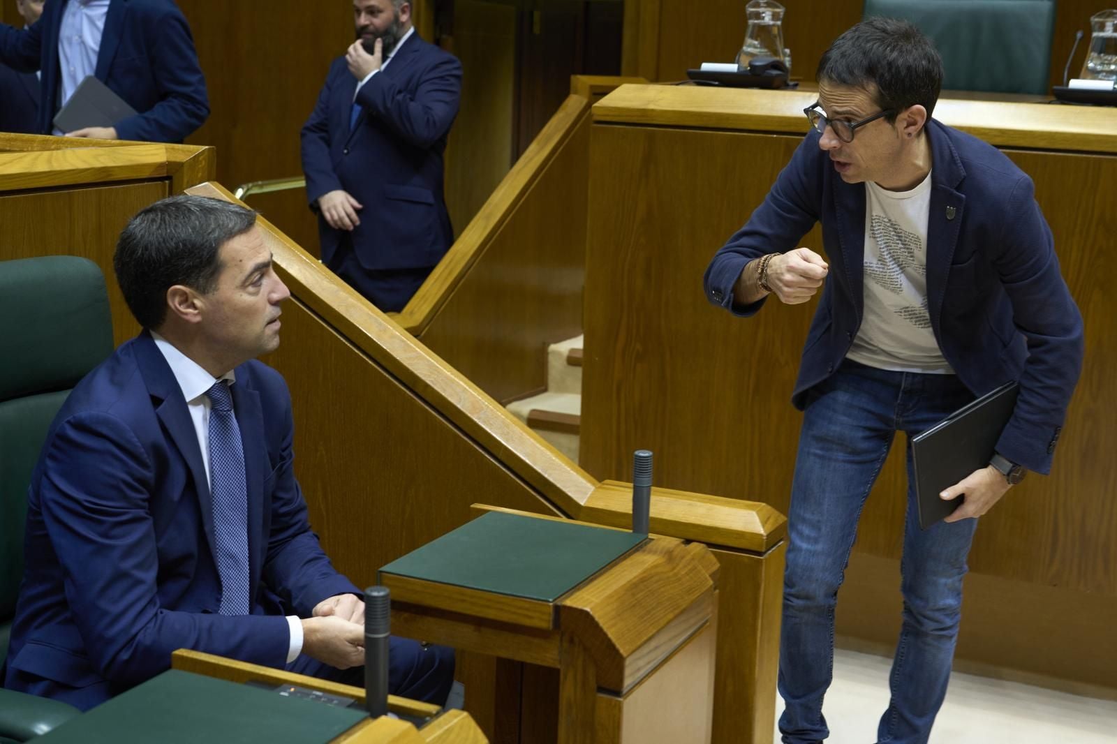 Imanol Pradales y Pello Otxandiano, en el Parlamento Vasco.
