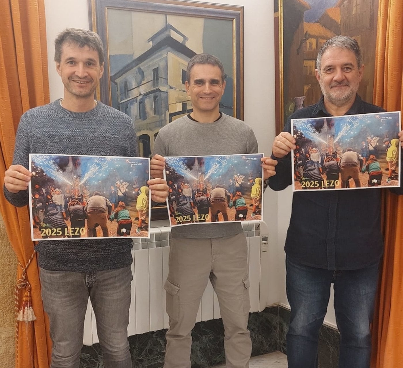 Mikel Arruti, Raúl Jimeno y Jon Legorburu muestran la foto ganadora.