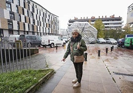 Lasarte-Oria. Caty Romero señala el lugar donde cayó herido de muerte su marido, Alfonso Morcillo,tras recibir un tiro de ETA en la sien.