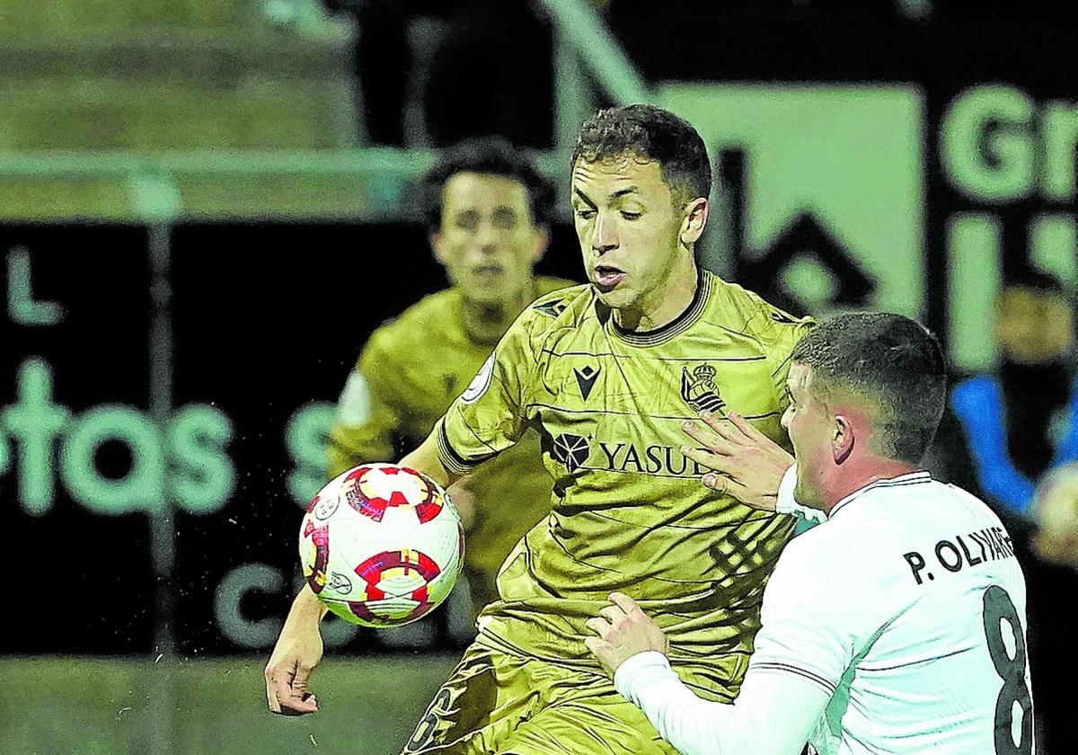 Jon Ander Olasagasti pelea un balón en el centro del campoen La Fuensanta.