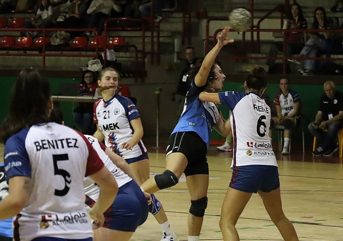 Defensa del conjunto armero en un encuentro en la cancha de Ipurua.