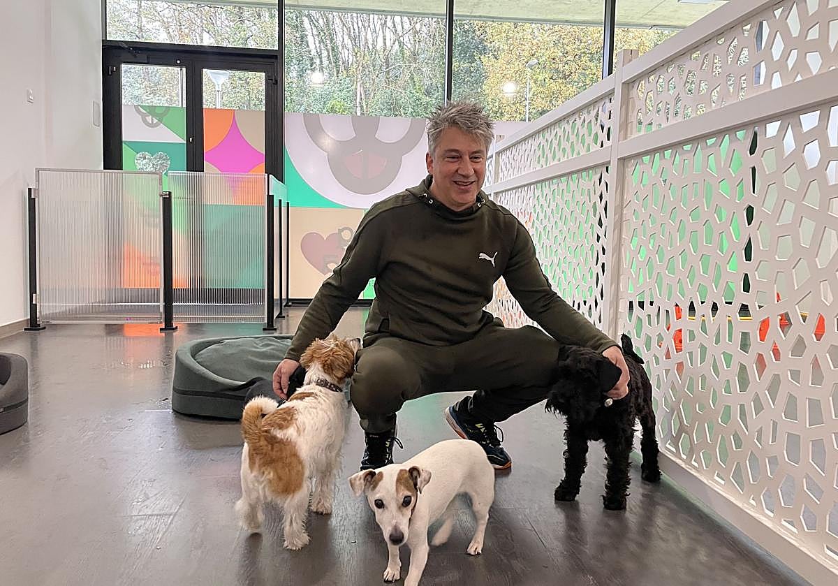 Iñigo de Andrés junto a varios de los perros a los que cuida en la guardería.
