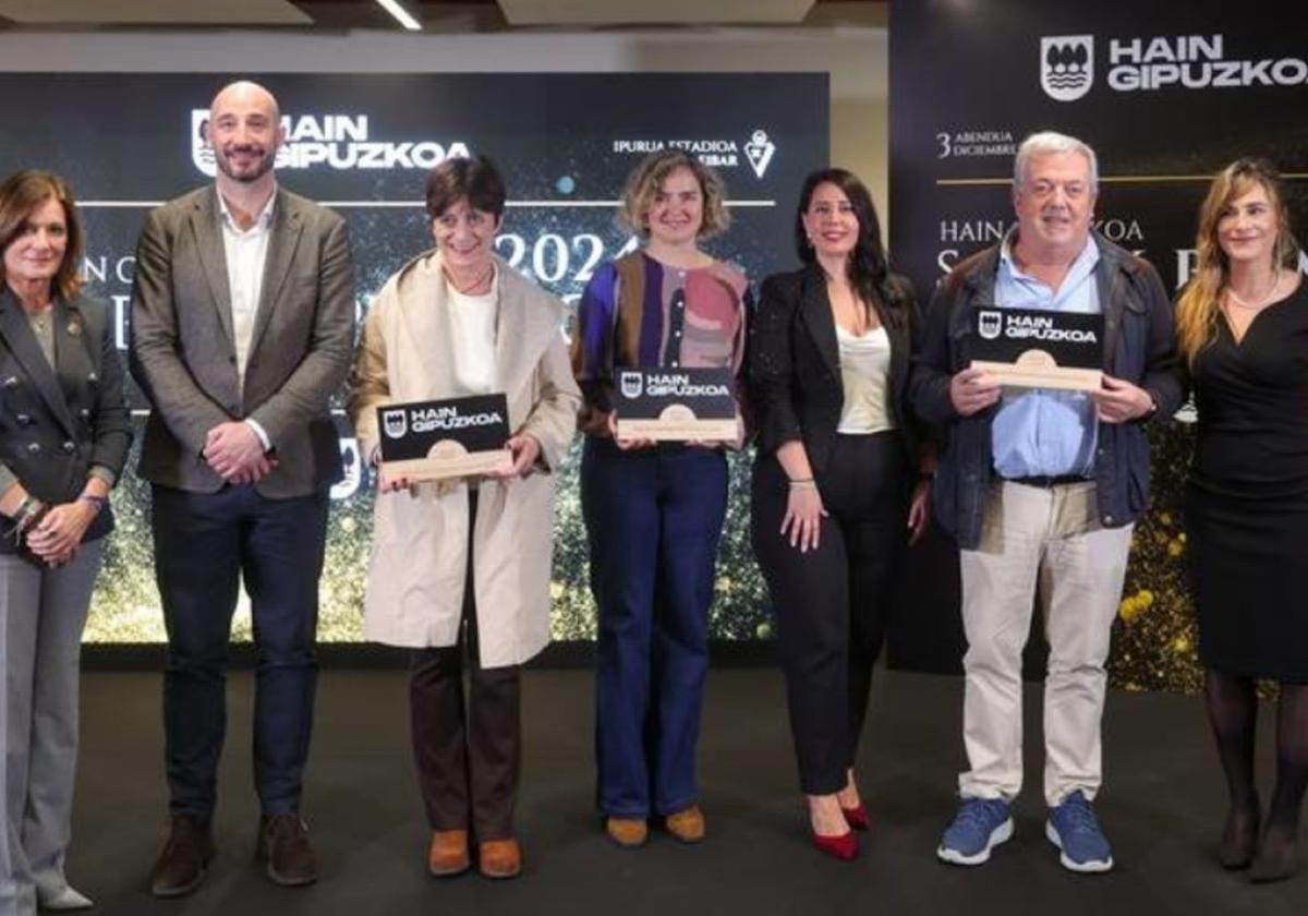 Olatz Azpiazu, tercera por la izquierda, durante la entrega del premio.