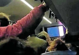 Imagen de pasajeros de pie.